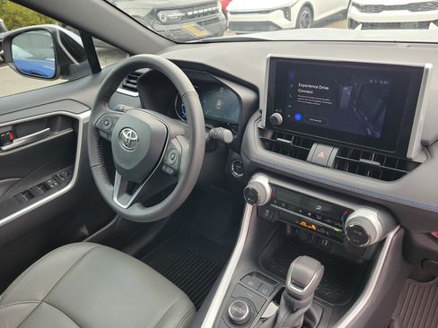 Used 2023 Toyota RAV4 SE image 8