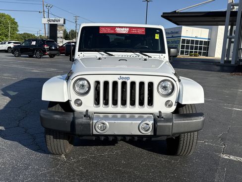 Used 2017 Jeep Wrangler Unlimited Sahara w/ Connectivity Group AWD/4WD image 10