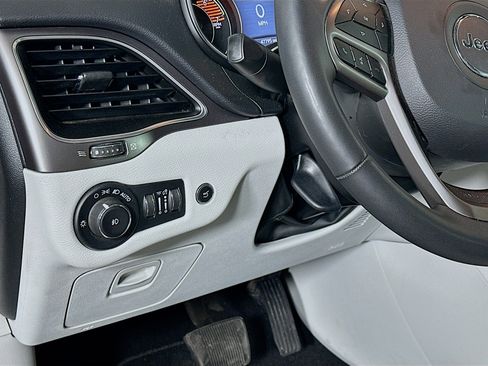 Used 2022 Jeep Cherokee Latitude Lux image 17