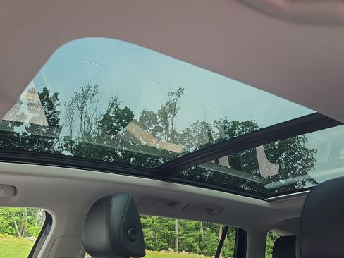 Used 2019 Volkswagen Tiguan SE w/ Panoramic Sunroof Package AWD/4WD image 7