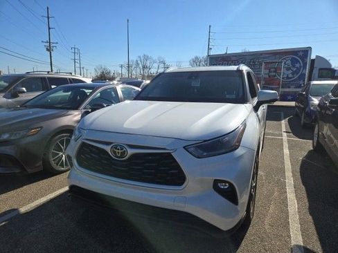 Used 2021 Toyota Highlander XLE AWD/4WD image 13