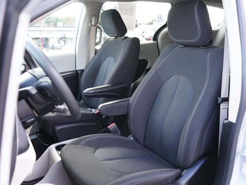 Used 2023 Chrysler Voyager LX image 15