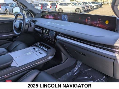 Used 2025 Lincoln Navigator Reserve w/ Jet Appearance Package image 25