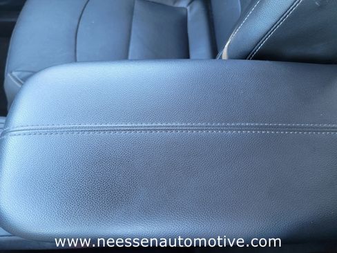 Used 2024 GMC Terrain SLT w/ Infotainment Package II image 29