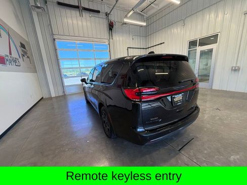Used 2022 Chrysler Pacifica Touring-L w/ Uconnect Theater Family Group FWD image 7