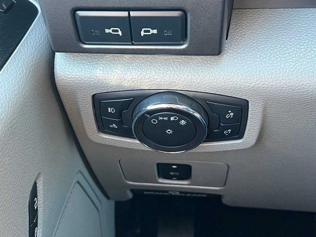 Used 2019 Ford F250 XLT w/ XLT Premium Package AWD/4WD image 32