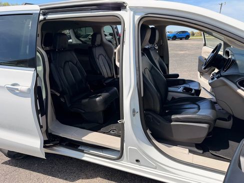 Used 2021 Chrysler Pacifica Touring-L FWD image 32