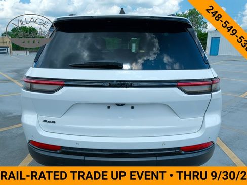 Used 2023 Jeep Grand Cherokee Altitude AWD/4WD image 5