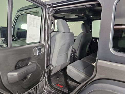 Used 2024 Jeep Wrangler Unlimited image 30