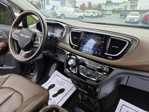 Used 2017 Chrysler Pacifica Limited w/ UConnect Theater Package image 19