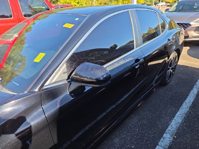 Used 2020 Toyota Camry SE FWD image 6