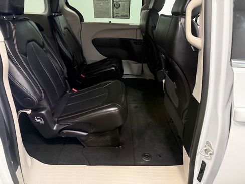Used 2024 Chrysler Pacifica Touring-L image 67