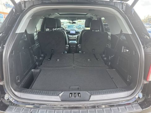 Used 2022 Ford Explorer XLT w/ Equipment Group 202A AWD/4WD image 10