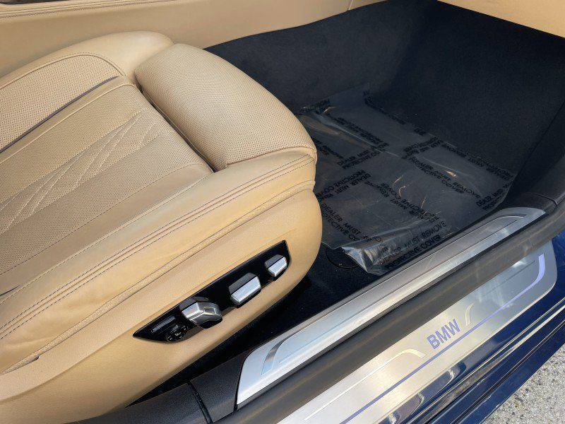 Used 2022 BMW 750i xDrive AWD/4WD image 9