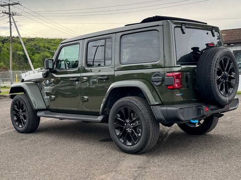 Used 2024 Jeep Wrangler Unlimited Sahara w/ Technology Group AWD/4WD image 5