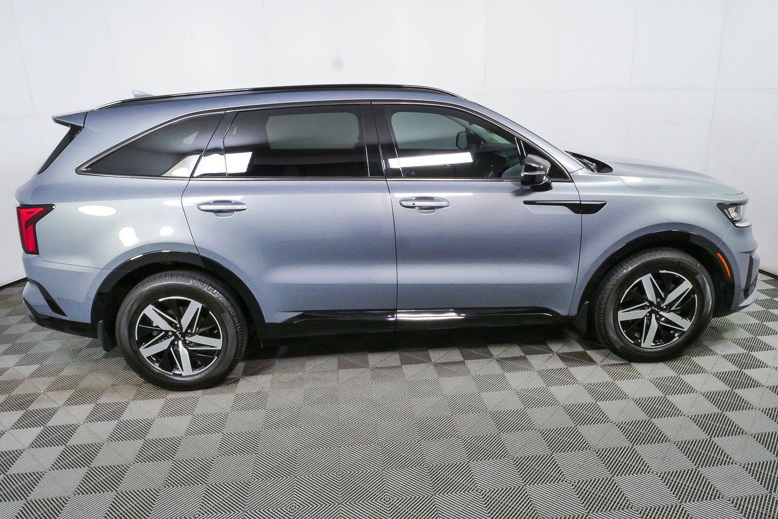 Used 2023 Kia Sorento S FWD image 2