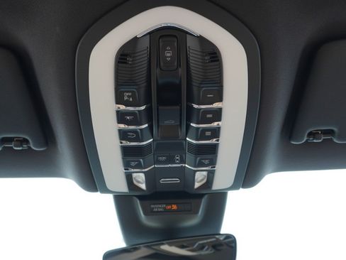 Used 2025 Porsche Macan AWD/4WD image 28