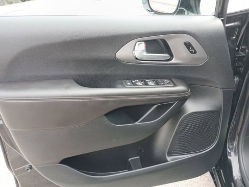 Used 2026 Chrysler Pacifica Select FWD image 25