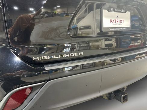 Used 2023 Toyota Highlander XLE AWD/4WD image 8