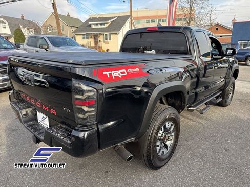 Used 2016 Toyota Tacoma TRD Sport image 12