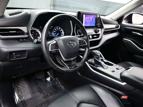 Used 2023 Toyota Highlander XLE AWD/4WD image 13