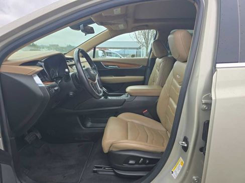 Used 2017 Cadillac XT5 Platinum w/ Driver Assist Package image 9