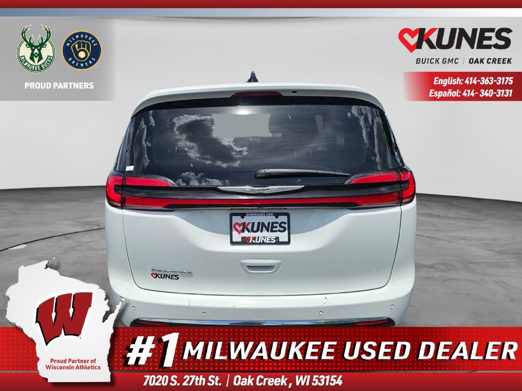 Used 2023 Chrysler Pacifica Touring-L FWD image 4