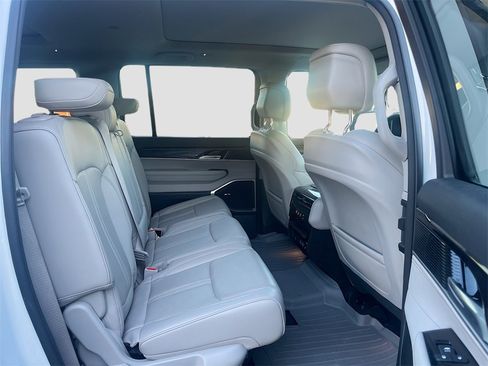 Used 2024 Jeep Wagoneer 4WD w/ Premium Group I image 30