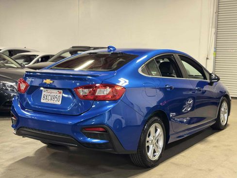 Used 2017 Chevrolet Cruze LT w/ Convenience Package FWD image 4