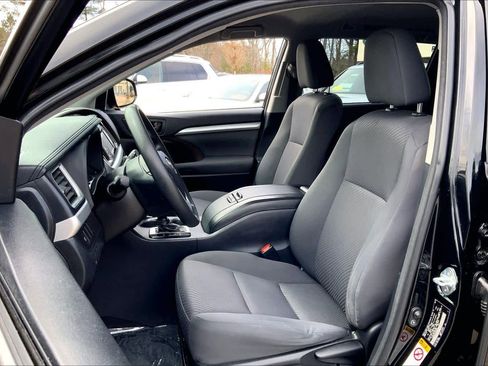 Used 2018 Toyota Highlander LE AWD/4WD image 9