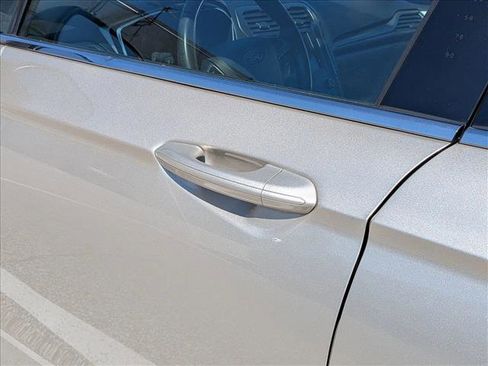 Used 2019 Ford Fusion SE FWD image 14