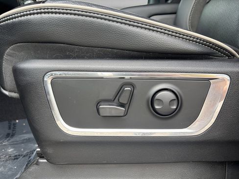 Used 2025 RAM 1500 Laramie AWD/4WD image 11