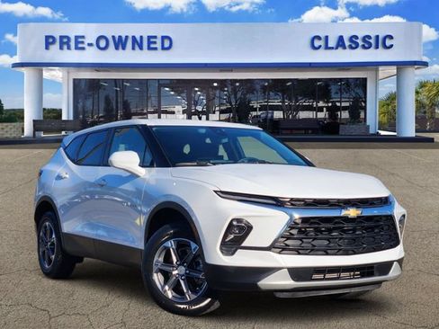 Used 2025 Chevrolet Blazer LT FWD image 1