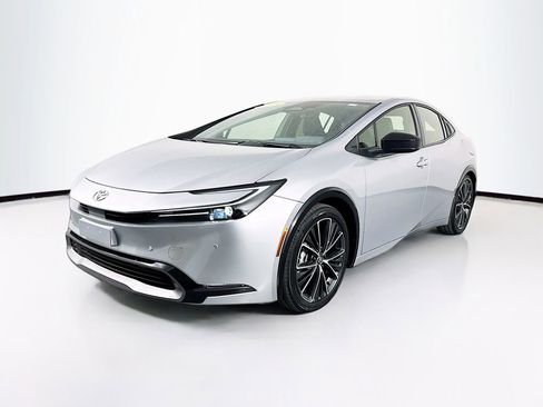 Used 2025 Toyota Prius XLE image 3