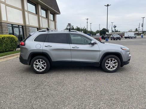 Used 2014 Jeep Cherokee Latitude w/ Comfort/Convenience Group AWD/4WD image 3