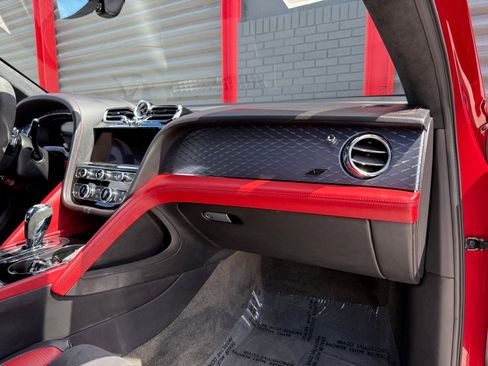 Used 2022 Bentley Bentayga image 23