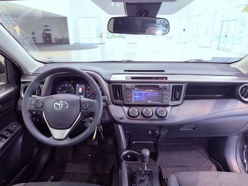 Used 2018 Toyota RAV4 LE image 7