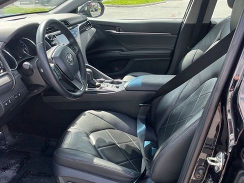 Used 2018 Toyota Camry XLE image 5