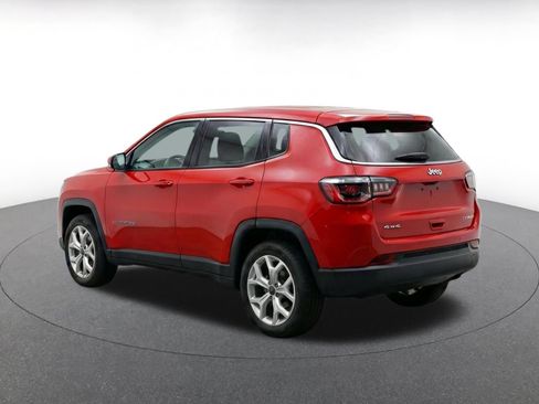 Used 2025 Jeep Compass Latitude AWD/4WD image 5