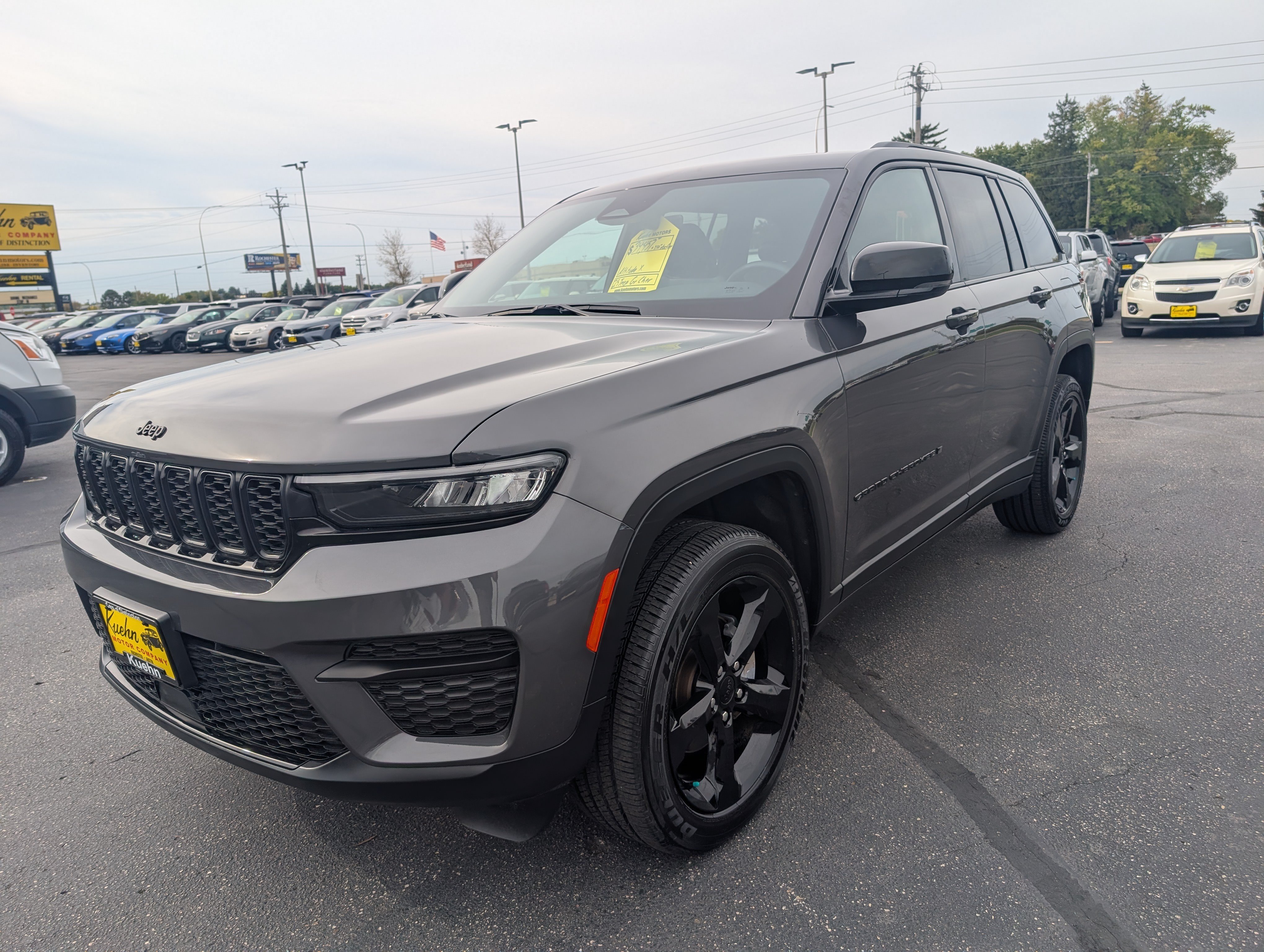 Used 2025 Jeep Grand Cherokee Altitude AWD/4WD image 4