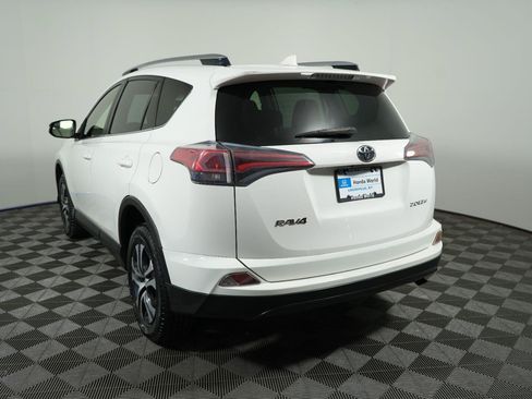 Used 2017 Toyota RAV4 LE FWD image 5