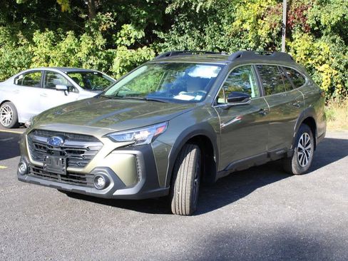 Used 2025 Subaru Outback Premium image 5