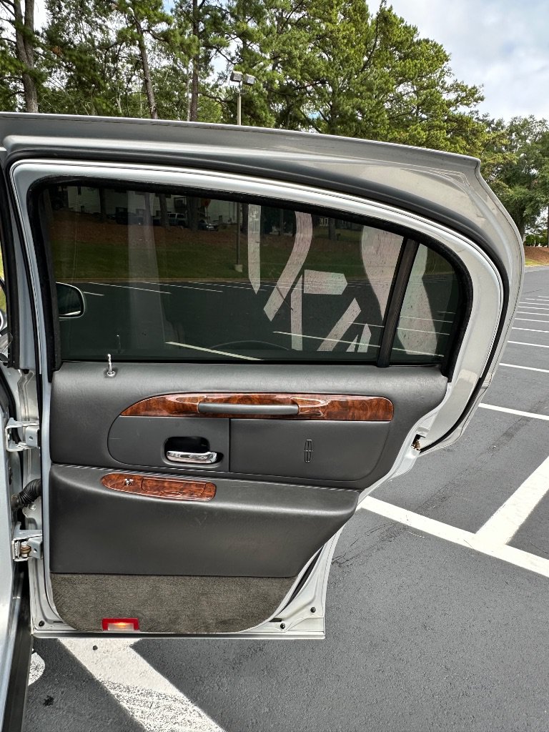 Used 2002 Lincoln Town Car Signature RWD image 14