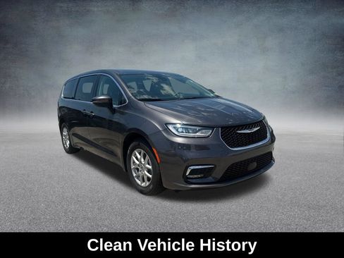 Used 2023 Chrysler Pacifica Touring-L FWD image 7