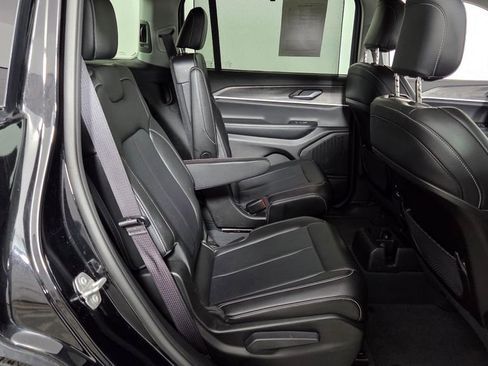 Used 2023 Jeep Grand Cherokee L Limited w/ Luxury Tech Group II AWD/4WD image 38