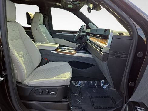 Used 2026 Cadillac Escalade ESV Platinum Sport w/ LPO, Floor Liner Package AWD/4WD image 40
