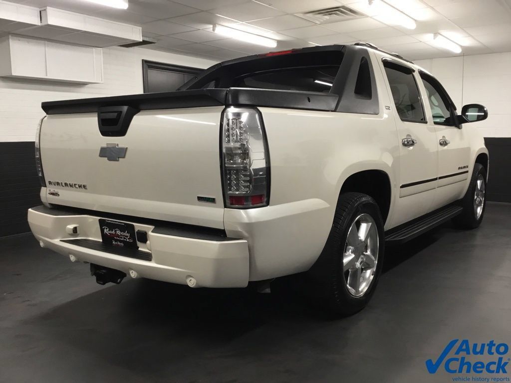 Used 2011 Chevrolet Avalanche LTZ AWD/4WD image 10
