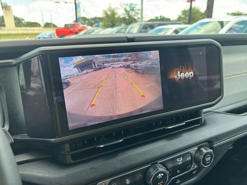 Used 2025 Jeep Wrangler Unlimited Sahara AWD/4WD image 23