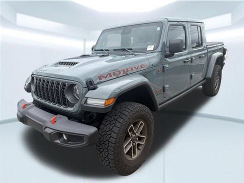 Used 2025 Jeep Gladiator Mojave w/ Convenience Group AWD/4WD image 10