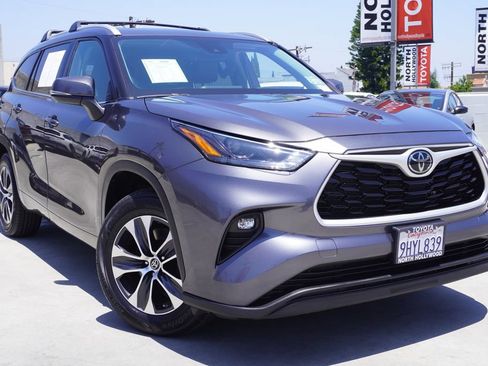 Used 2023 Toyota Highlander XLE FWD image 2